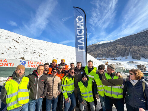 Freestyle-Olympioniken fahren auf Sunkid-Zauberteppichen nach oben