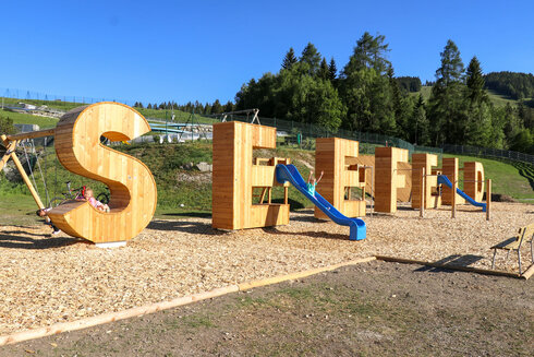Wood’n’Fun-Holzbuchstaben zieren sonniges Hochplateau