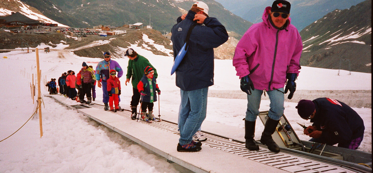 Die Geburtsstunde einer Aufstiegshilfe, die heute aus keinem Skigebiet und keiner Skischule der Welt mehr wegzudenken ist. (Dieter Zimmermann vorne rechts im Bild)