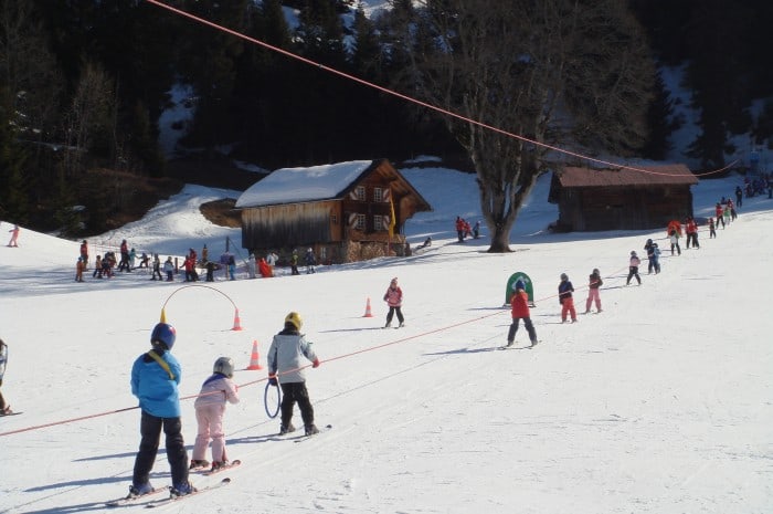 Divertimento da scuola di sci in una classe a parte sull'Hasliberg (CH)